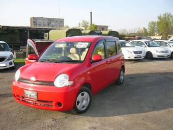 2004 Toyota Sienta Photos
