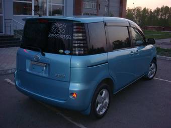 2004 Toyota Sienta Photos