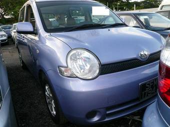 2004 Toyota Sienta Photos