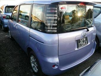 2004 Toyota Sienta Pictures