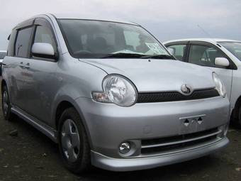 2004 Toyota Sienta Photos