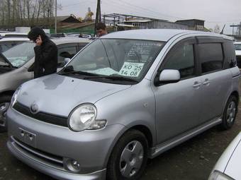 2004 Toyota Sienta Pictures