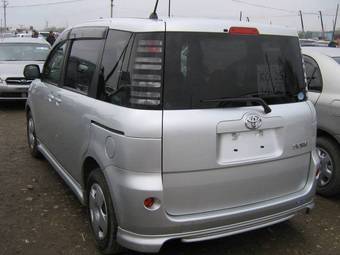 2004 Toyota Sienta Photos