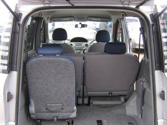 2004 Toyota Sienta Images