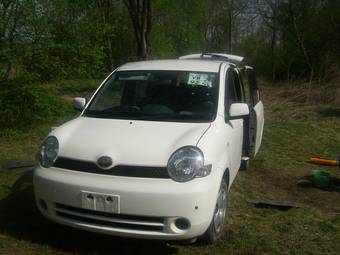 2004 Toyota Sienta Photos