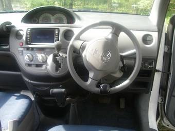 2004 Toyota Sienta Photos