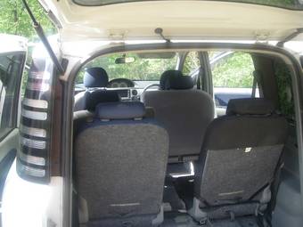 2004 Toyota Sienta Photos