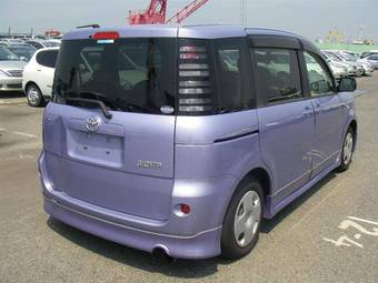 2004 Toyota Sienta Photos