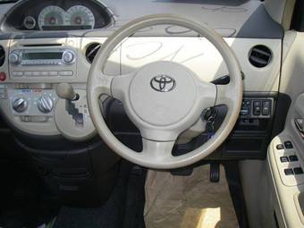 2004 Toyota Sienta Photos