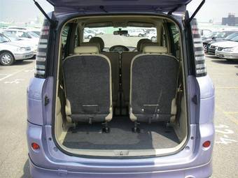 2004 Toyota Sienta Photos