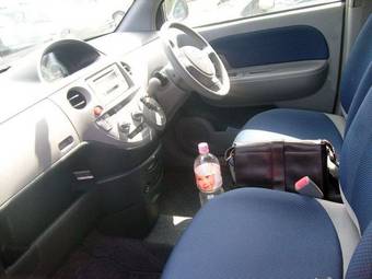 2004 Toyota Sienta Pictures