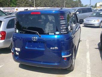 2004 Toyota Sienta Pictures