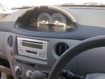 2004 Toyota Sienta Pictures