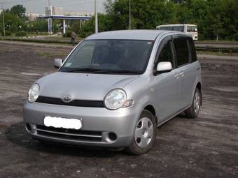 2004 Toyota Sienta Photos