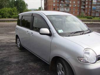 2004 Toyota Sienta Pictures