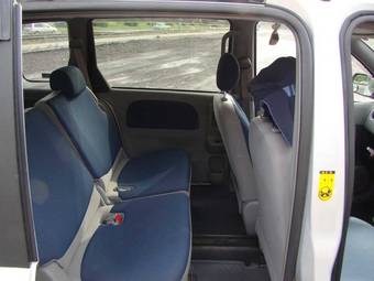 2004 Toyota Sienta Photos