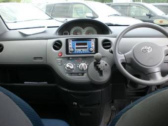 2004 Toyota Sienta Photos