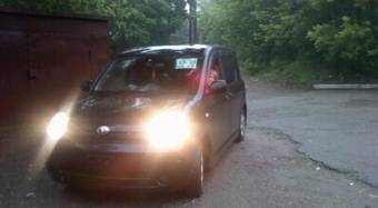 2004 Toyota Sienta Pictures