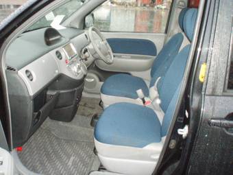 2004 Toyota Sienta Photos