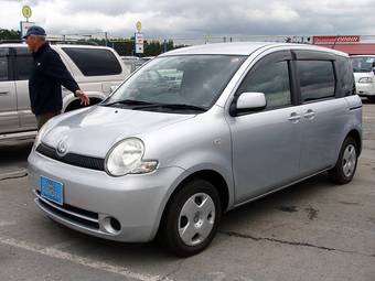 2004 Toyota Sienta Photos