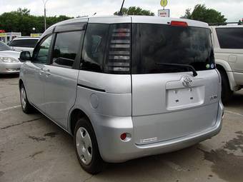 2004 Toyota Sienta Photos