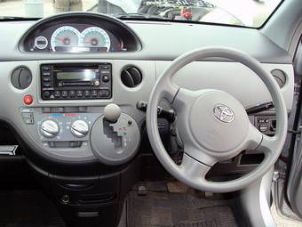 2004 Toyota Sienta Photos