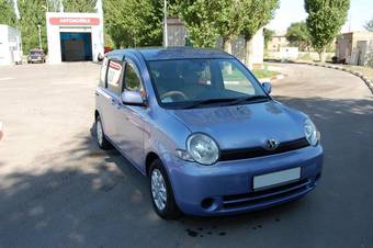 2004 Toyota Sienta Photos