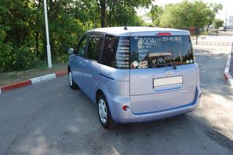 2004 Toyota Sienta Pictures