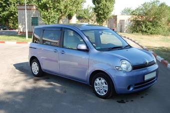 2004 Toyota Sienta Photos