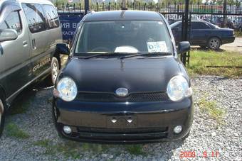 2004 Toyota Sienta Photos