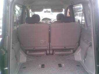 2004 Toyota Sienta Photos