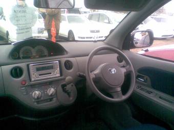 2004 Toyota Sienta Photos