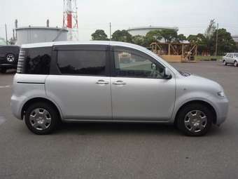 2005 Toyota Sienta Photos