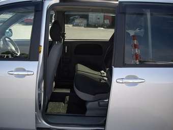 2005 Toyota Sienta Pictures