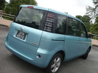 2005 Toyota Sienta Images