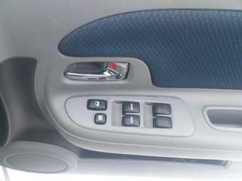 2005 Toyota Sienta Photos