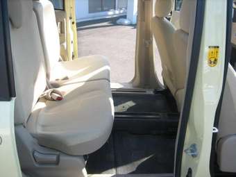 2005 Toyota Sienta Pictures