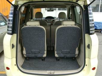 2005 Toyota Sienta Pictures