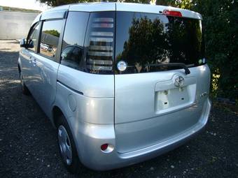 2005 Toyota Sienta Pictures