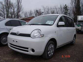 2005 Toyota Sienta Photos