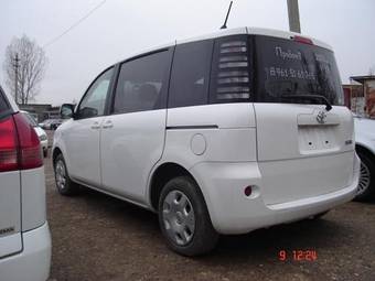 2005 Toyota Sienta Photos