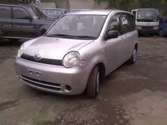 2005 Toyota Sienta Photos