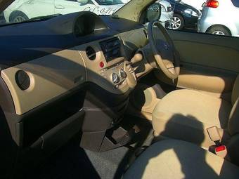 2006 Toyota Sienta Photos