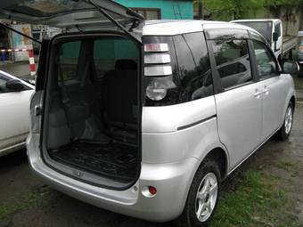 2009 Toyota Sienta Pictures