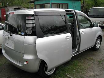 2009 Toyota Sienta Photos