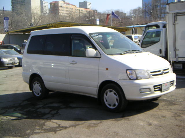 2000 Toyota Town Ace Noah Photos