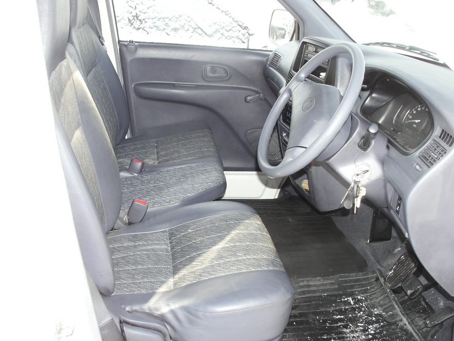 2000 Toyota Town Ace Noah Photos