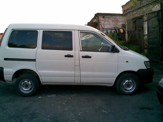 2001 Toyota Town Ace Noah