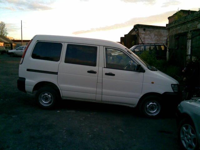 2001 Toyota Town Ace Noah