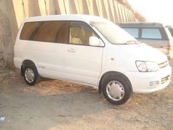 2001 Toyota Town Ace Noah Pictures